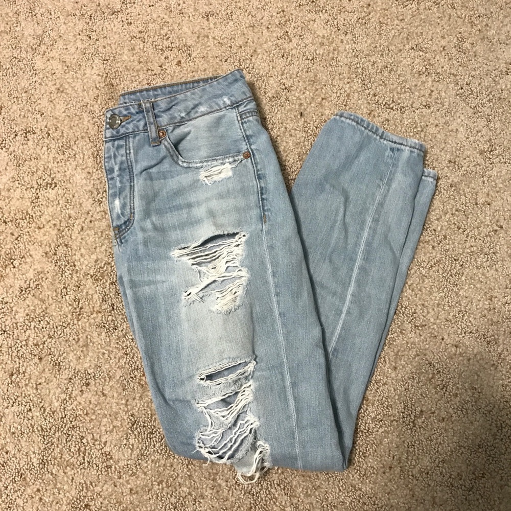 AEO LIGHT WASH RIPPED TOMGIRL JEANS!